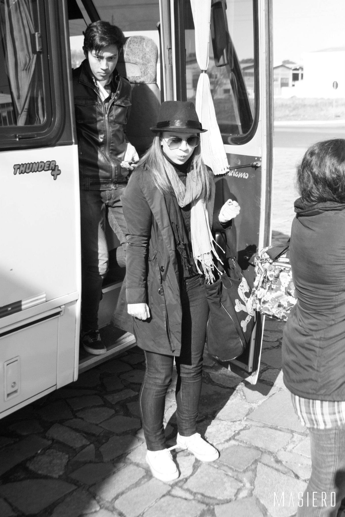Integrantes descendo do ônibus. Foto: Masiero.