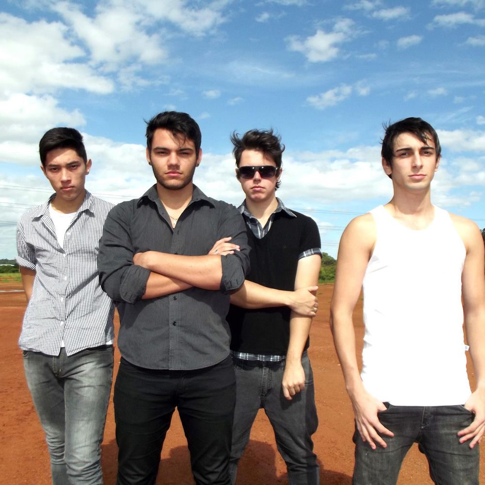 Capa do álbum Não Há Esconderijo: quatro jovens em pé sobre terra vermelha, sob céu azul com nuvens.
